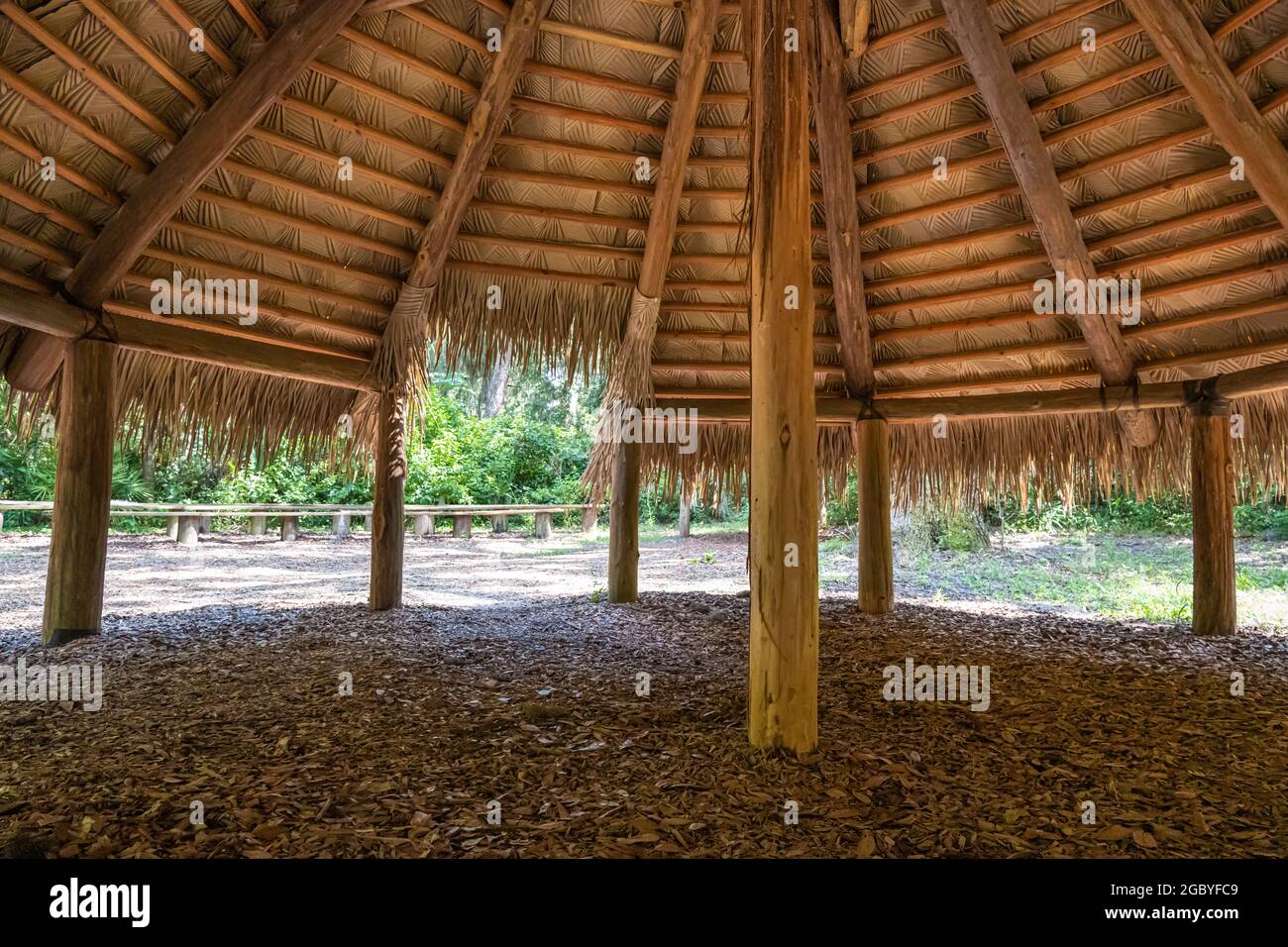 Nachbildung eines indianischen Tierheims von Timucuan entlang des Huguenot Memorial Trail am Fort Caroline National Memorial im Timucuan Preserve in Jacksonville, FL. Stockfoto