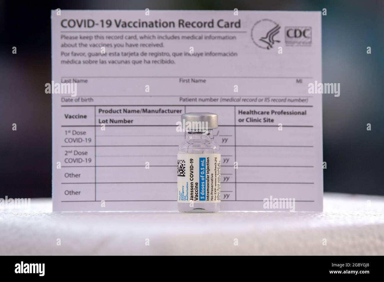 NEW YORK, NY – 03. AUGUST 2021: Eine Ampulle des Janssen COVID-19-Impfstoffes von Janssen Pharmaceuticals, die an der Pop-up-Impfstelle in Harlem ausgestellt wurde Stockfoto