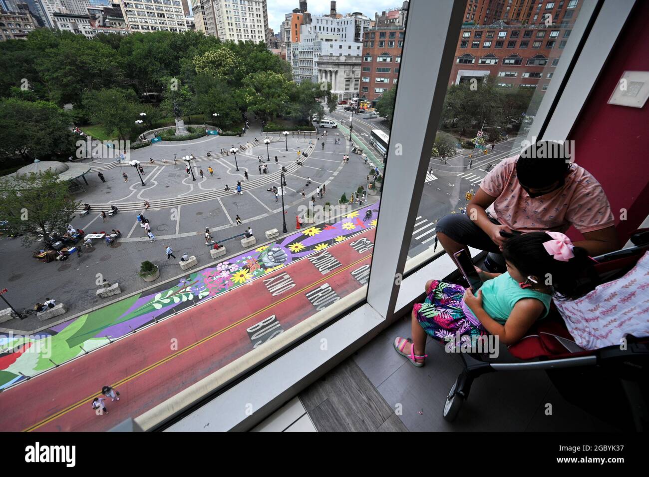 New York City, USA. August 2021. Am 14. Street Busway am Union Square, New York, NY, ist am 5. August 2021 ein Straßenbild mit Naturmotiven zu sehen. Das Wandgemälde mit dem Titel „Collective Vision“ wurde von den in Brooklyn ansässigen Straßenkünstlern GERLUX und WERC auf den Fußgängerzonen der Busstraße zwischen Broadway und Union Square West gemalt. (Anthony Behar/Sipa USA) Quelle: SIPA USA/Alamy Live News Stockfoto