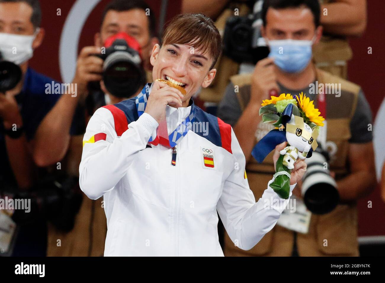 Tokio, Japan. August 2021. Die spanische SANDRA SANCHEZ JAIME gewinnt die Goldmedaille im Kata-Finale der Frauen während der Olympischen Spiele in Tokio 2020 in Nippon Budokan. (Bild: © Rodrigo Reyes Marin/ZUMA Press Wire) Stockfoto