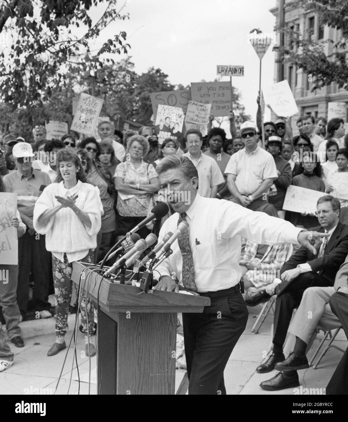 Austin Texas USA, um 1992: Der Texas State Senator Gonzalo Barrientos, D-Austin, spricht bei einer Kundgebung im Texas Capitol mit einer Menschenmenge. Stockfoto