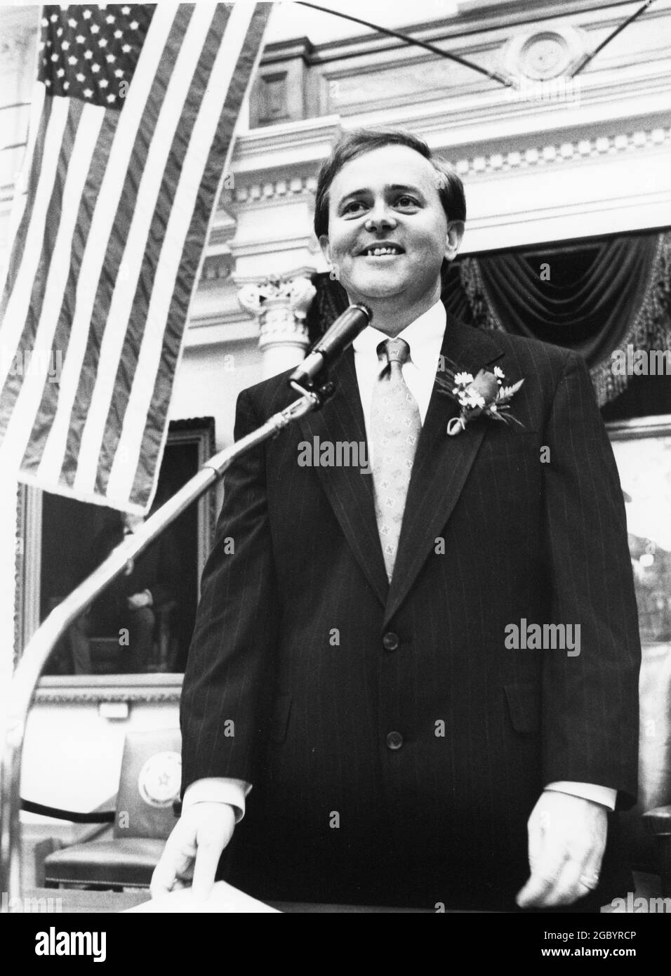 Austin Texas USA, 1991: Glen Maxey, der erste offen schwule Mann, der in das Repräsentantenhaus von Texas gewählt wurde, spricht an seinem ersten Arbeitstag im Capitol mit den Mitgliedern. ©Bob Daemmrich Stockfoto