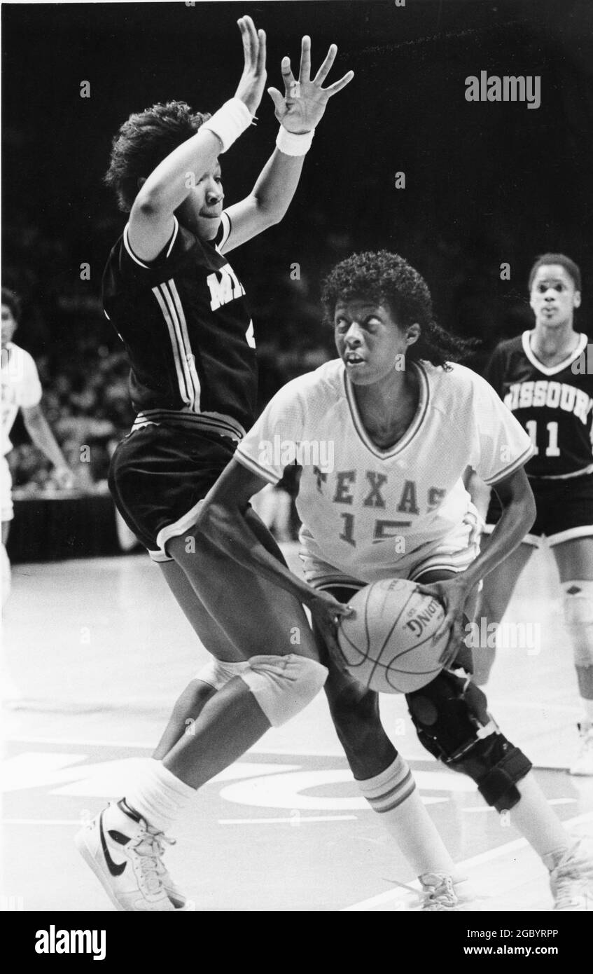 Austin Texas USA, 1986: Annette Smith, die an der Universität von Texas spielt, geht im Basketball-Playoff-Spiel der College-Frauen gegen eine Missouri-Spielerin vor. ©Bob Daemmrich Stockfoto