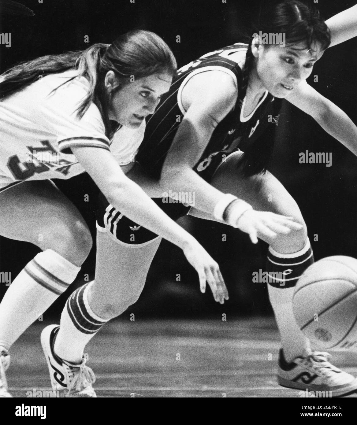 Austin Texas USA, um 1986: Die Basketballspielerin der University of Texas Kamie Ethidge jagt einen losen Ball während eines Ausstellungsspiels gegen die südkoreanische Frauennationalmannschaft. ©Bob Daemmrich Stockfoto