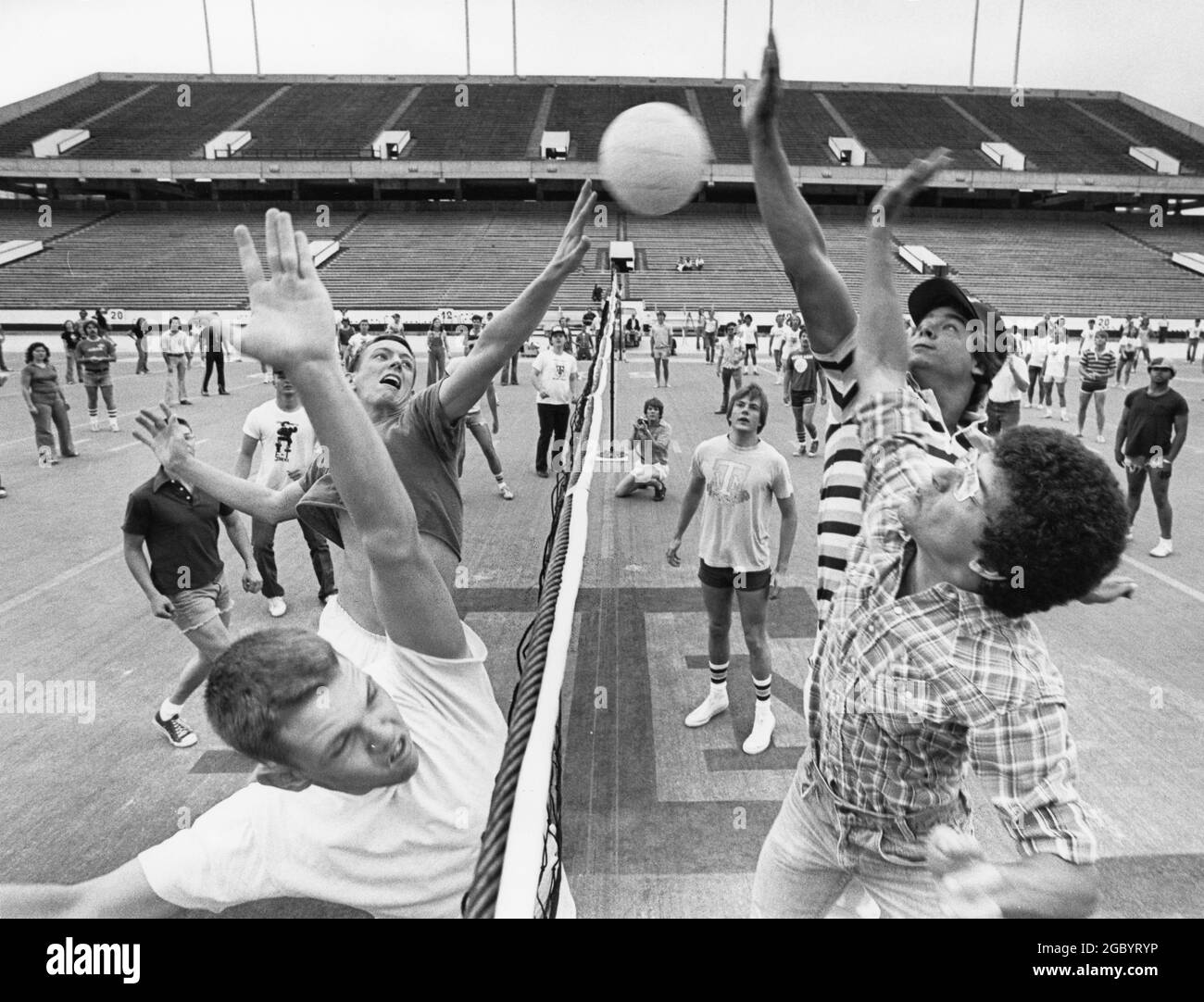 College Station Texas, 1978: 400 Studenten der Texas A&M University spielen in einem Sportvolleyballmarathon im Fußballstadion der Schule, um ein Guinness-Buch der Weltrekorde für das größte Volleyballspiel der Welt zu setzen. ©Bob Daemmrich Stockfoto