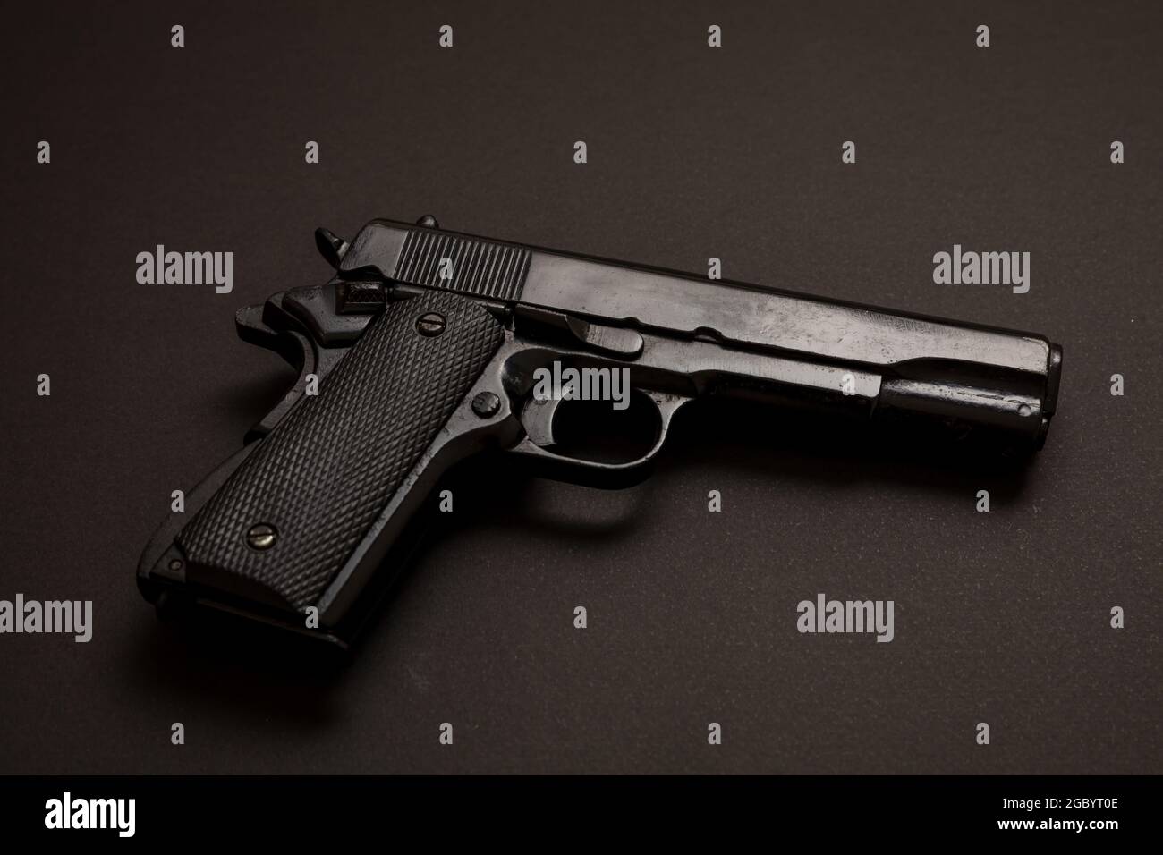 9 mm Pistolenpistole auf schwarzem Hintergrund. Schwarze Metallwaffe, automatische Handfeuerwaffe für Militär und Sicherheit. Seitenansicht Stockfoto