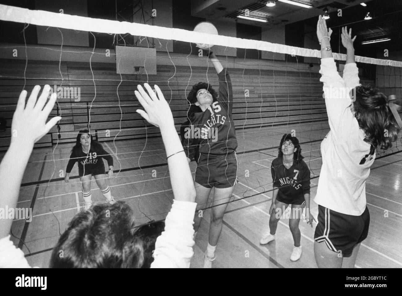 Austin Texas USA, um 1984: Volleyballteam von High School-Mädchen praktiziert im Schulgymnastik. ©Bob Daemmrich Stockfoto