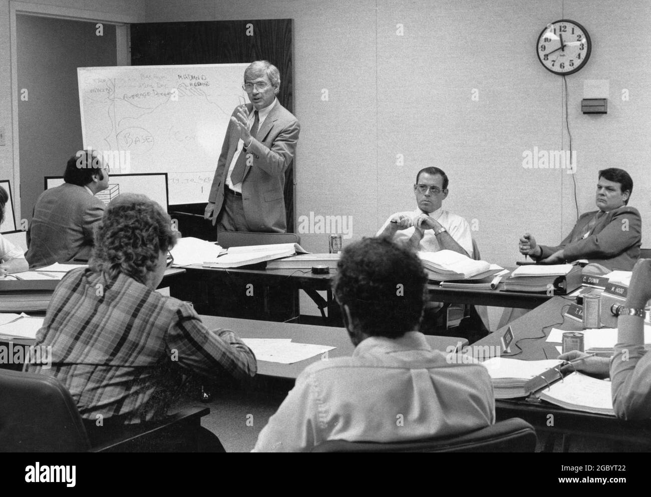 Austin Texas USA, um 1993: Männlicher Tagungsmoderator führt Diskussion beim Planungsseminar für Stadtmanager und Versorgungsmanager. ©Bob Daemmrich Stockfoto