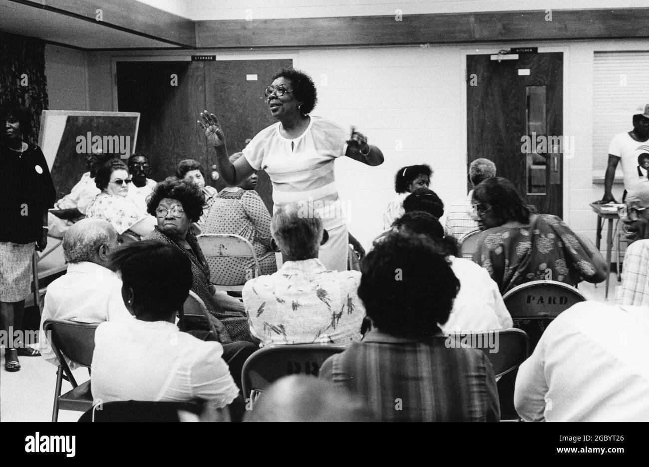 Austin Texas USA, um 1991: Die Vorsitzende des Wahlbezirks in einem überwiegend schwarzen Viertel führt nach den Primärwahlen ein Caucus-Treffen durch, nachdem die Umfragen am Wahlabend zu Ende gehen. ©Bob Daemmrich Stockfoto