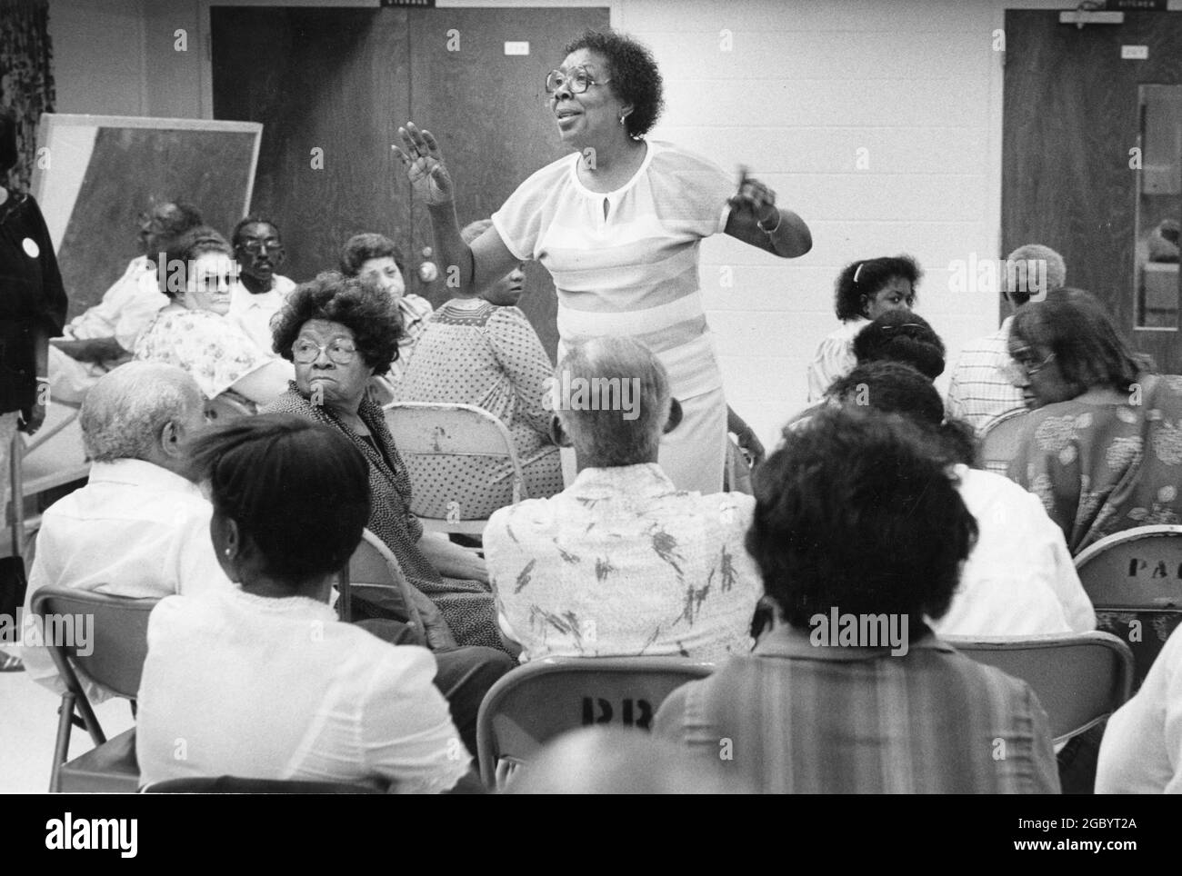 Austin Texas USA, um 1991: Die Vorsitzende des Wahlbezirks in einem überwiegend schwarzen Viertel führt nach den Primärwahlen ein Caucus-Treffen durch, nachdem die Umfragen am Wahlabend zu Ende gehen. ©Bob Daemmrich Stockfoto