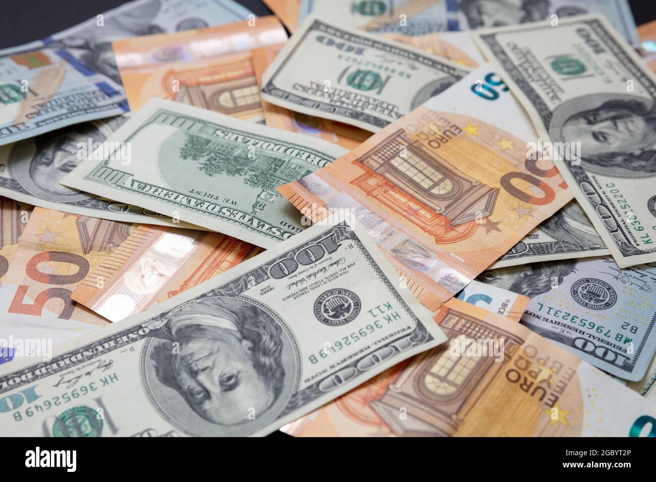 Euro- und US-Dollar-Scheine stapeln sich, Nahaufnahme. Hintergrund der Banknoten. Geldmittel, Kreditbörse und internationales Finanzierungskonzept Stockfoto