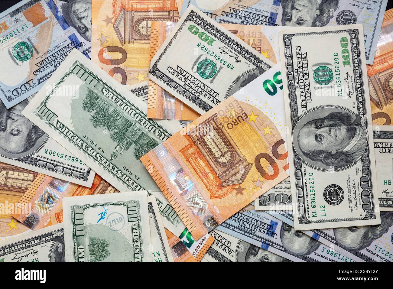 Hintergrund der Banknoten. Euro- und US-Dollar-Scheine gestapelt, Draufsicht. Geldmittel, Kreditbörse und Weltfinanzierungskonzept Stockfoto