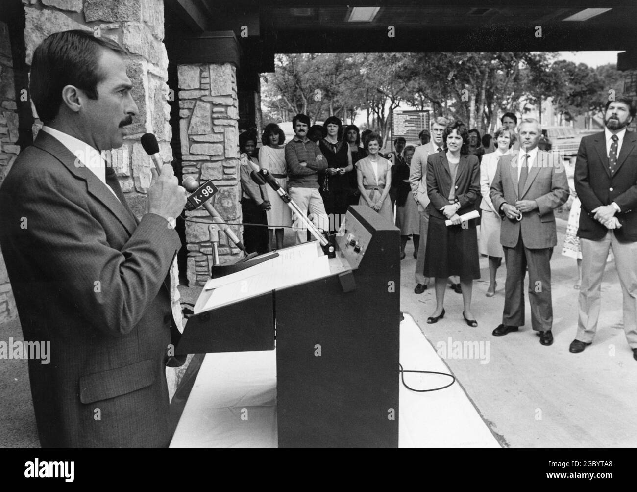 Austin Texas USA, um 1990: Stadtratsmitglied Mark Spaeth spricht bei einer Schulweihe. ©Bob Daemmrich Stockfoto