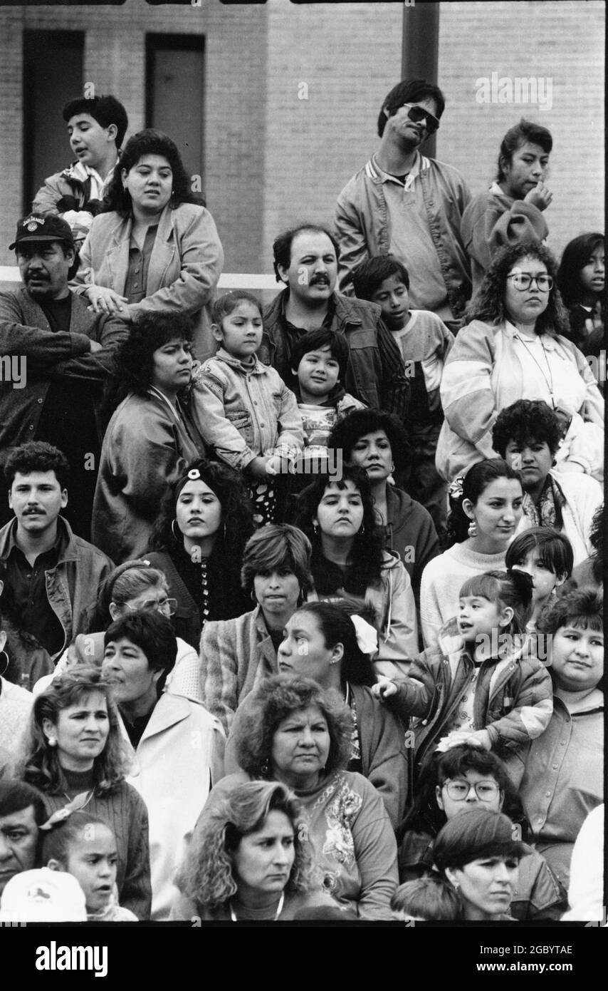 Laredo Texas Usa, Um 1993: Hispanische Menschenmassen Beobachten Die  Jährliche Parade Zum Geburtstag Von George Washington In Der Innenstadt.  Die Parade Ist Der Höhepunkt Einer Einwöchigen Serie Von  Bürgerveranstaltungen, Die Den Geburtstag