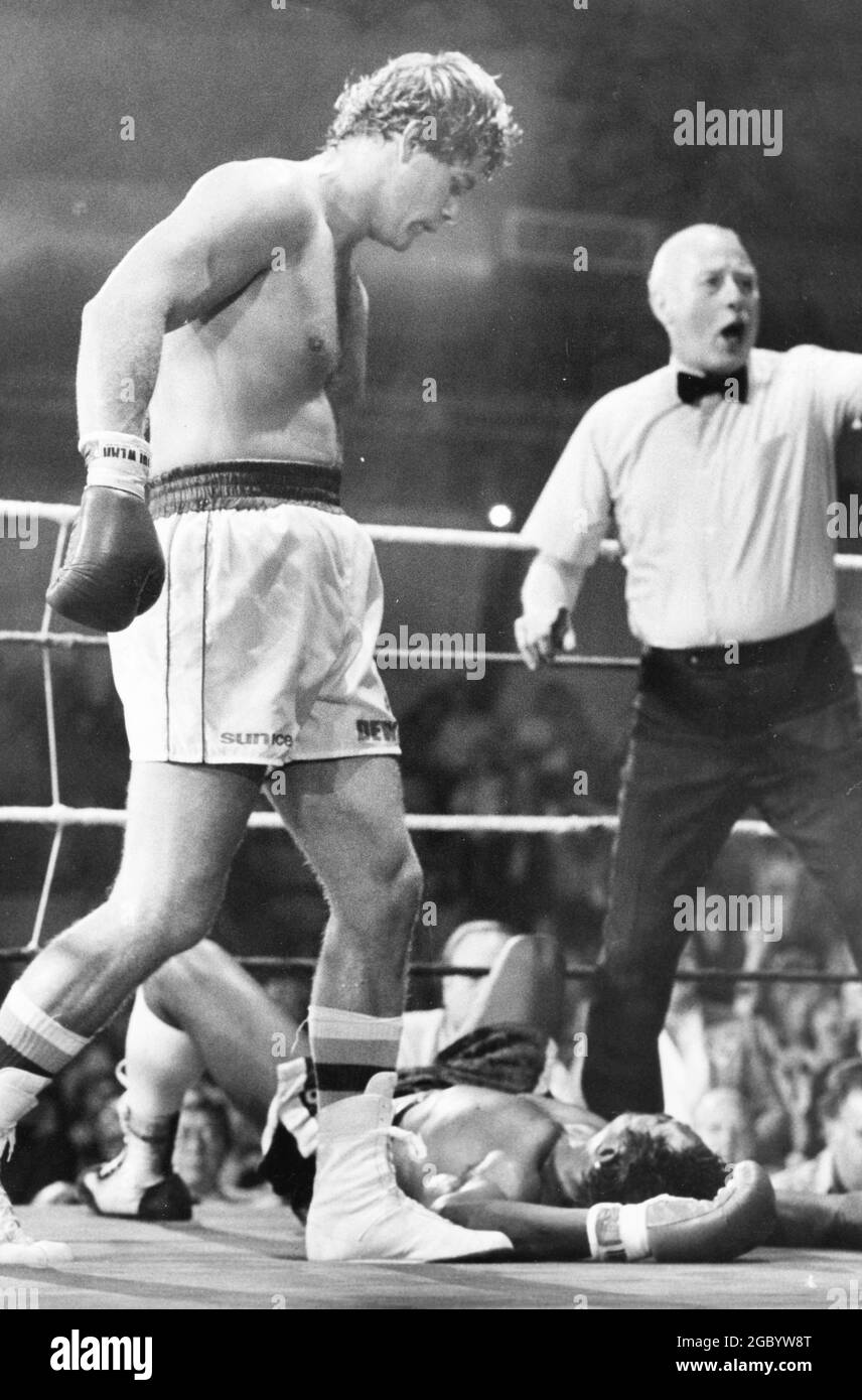 Austin, Teas USA, März 10 1985: Der kanadische Schwergewichtsboxer Willie DeWit schlägt in der dritten Runde ihres Profikolls den Gegner Otis Bates aus. ©Bob Daemmrich Stockfoto