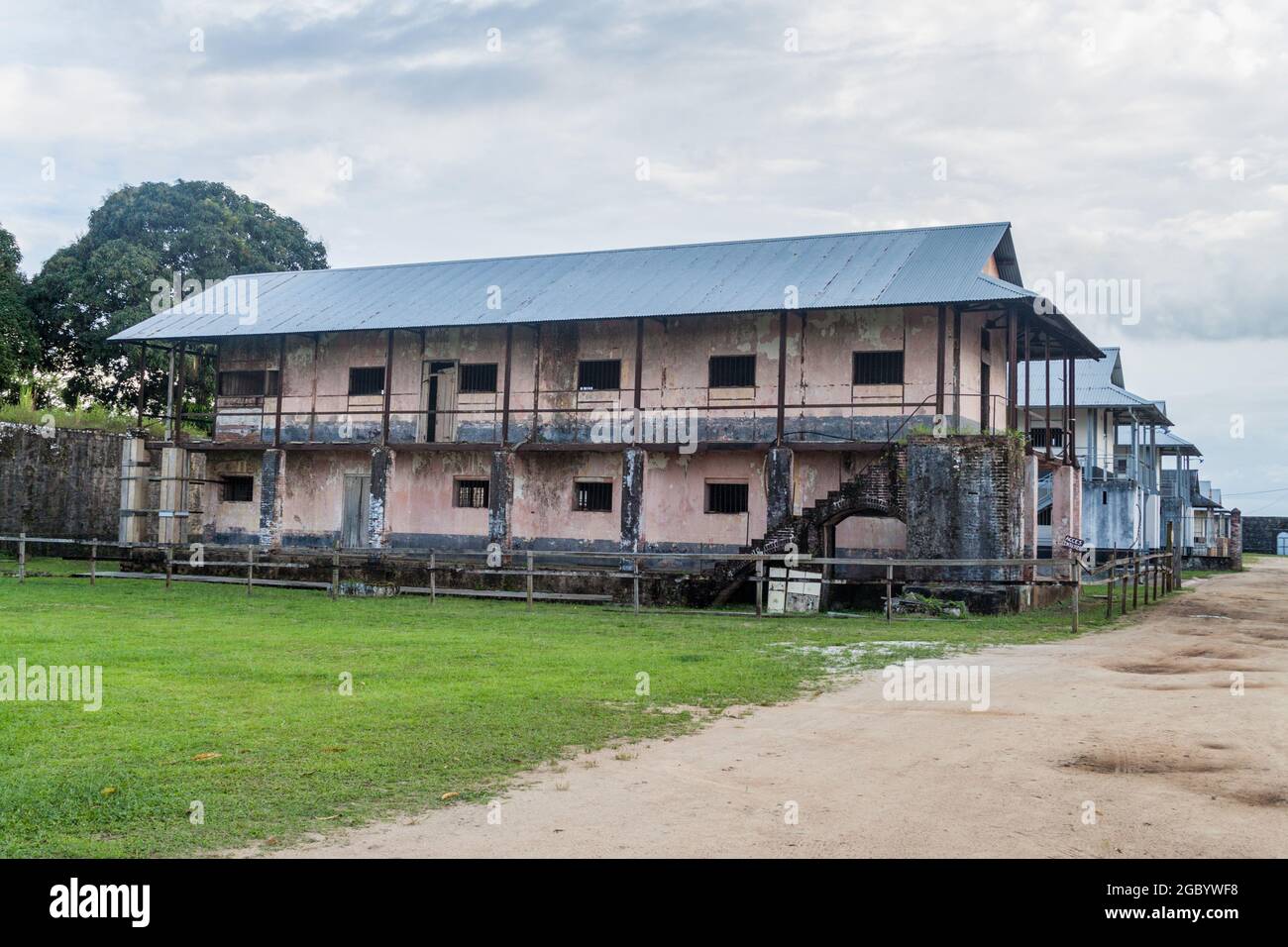 Gebäude eines Gefängnisses Camp de la Transportation in St Laurent du  Maroni, Französisch-Guayana Stockfotografie - Alamy