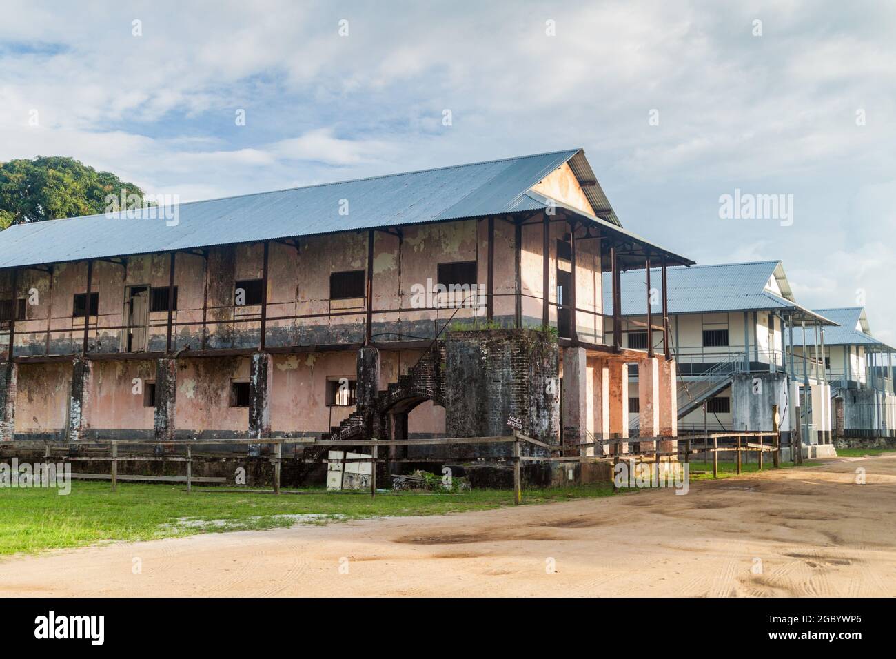 Gebäude eines Gefängnisses Camp de la Transportation in St Laurent du Maroni, Französisch-Guayana Stockfoto
