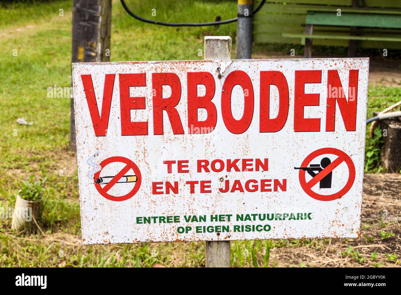 Melden Sie sich am Naturpark an der ehemaligen Peperpot-Plantage in Suriname an. Rauchverbot und Jagdverbot. Stockfoto