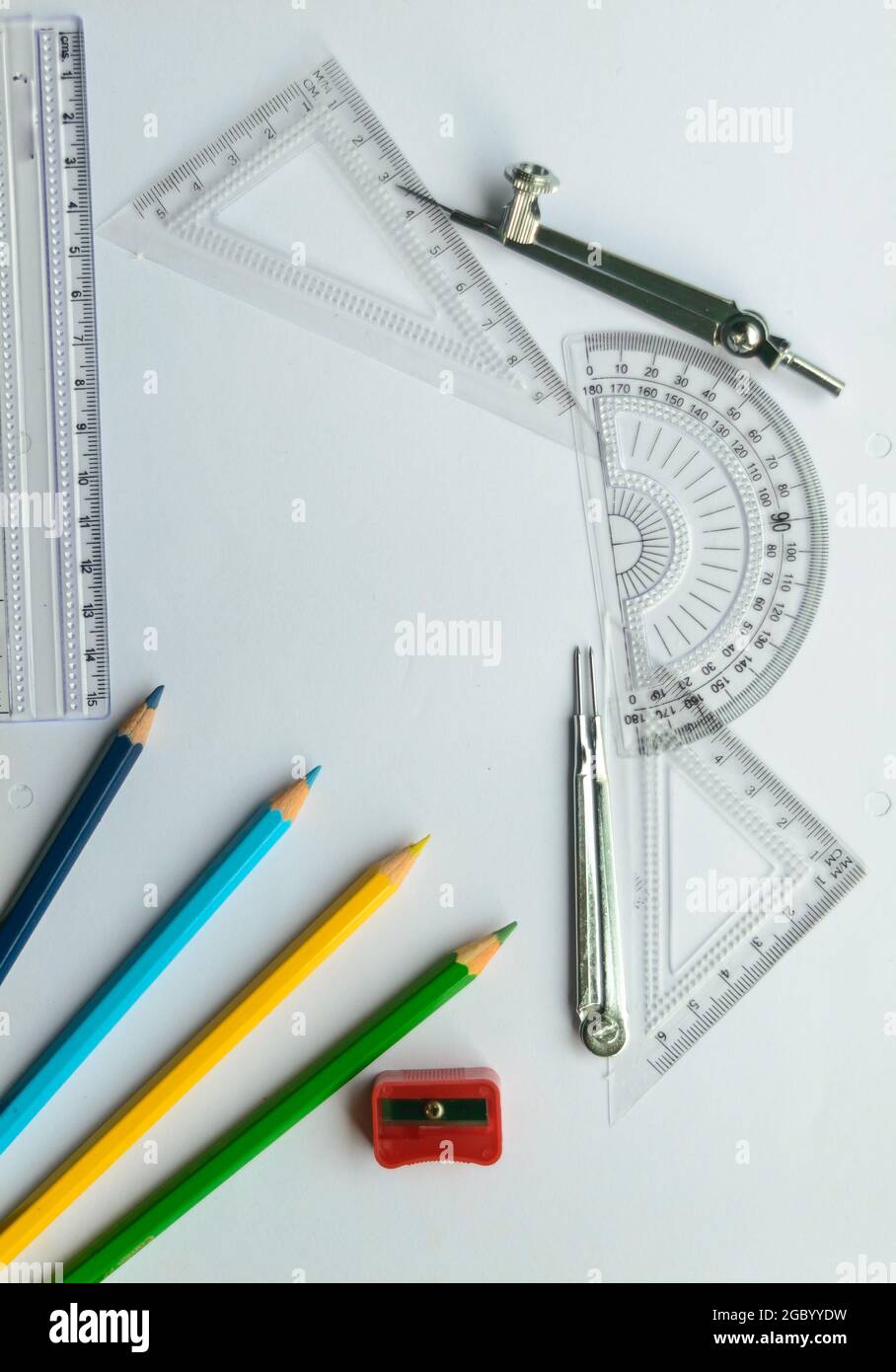Geometrische Messwerkzeuge, Zeichnungselemente und mathematische Instrumente auf weißem Papierbogen platziert. Zurück zur Schule und Ingenieurausbildung Lernen b Stockfoto