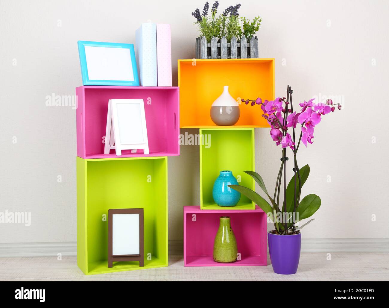 Schöne bunte Regale mit verschiedenen Objekten aus dem Hause  Stockfotografie - Alamy