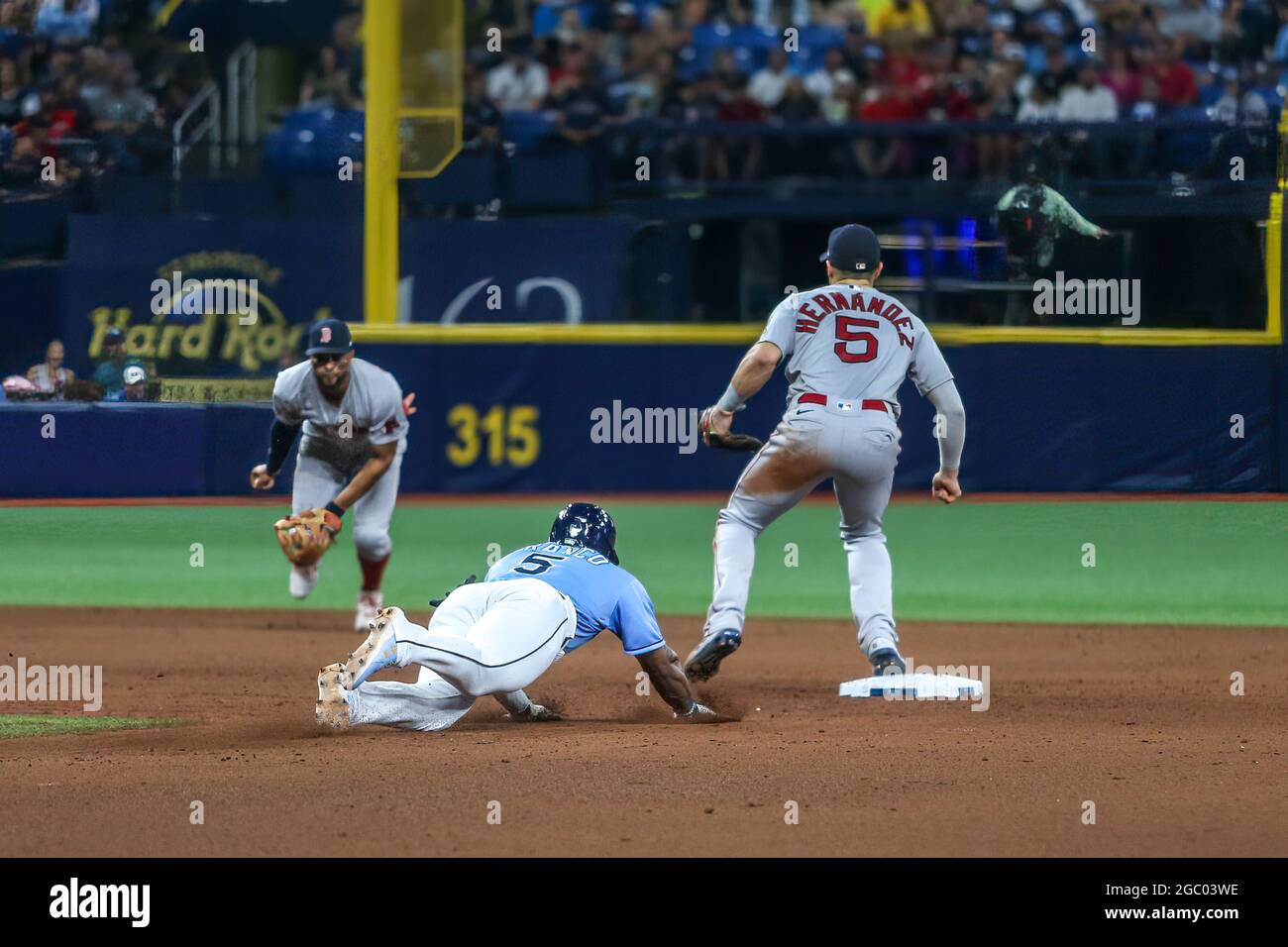 St. Petersburg, Florida. USA; Tampa Bay Rays Shortstop Wander Franco (5) stiehlt die zweite Basis, während der Boston Red Sox-Mittelfeldspieler Enrique Hernandez (5) die Bucht bucht Stockfoto