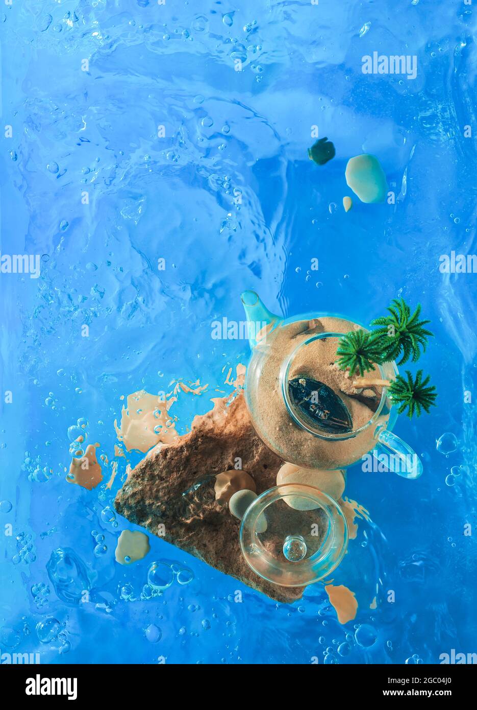 Teekannen-Insel, Piratenstill-Leben mit Miniaturpalmen, Schatzsuche Konzept Stockfoto