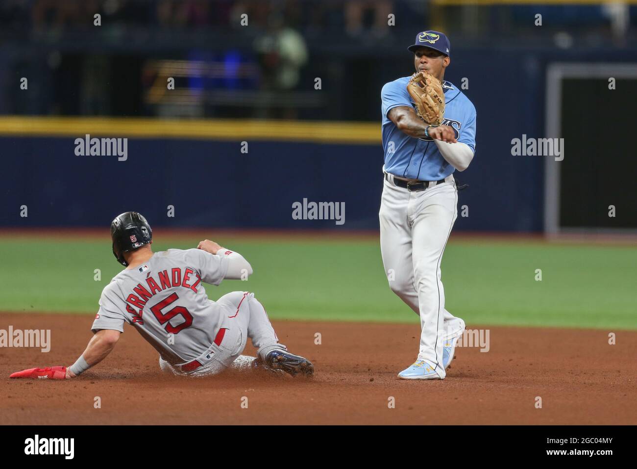 St. Petersburg, Florida. USA; Tampa Bay Rays Shortstop Wander Franco (5) holt sich den zweiten Platz auf dem Boston Red Sox Center Fielder Enrique Hernandez (5) und Stockfoto