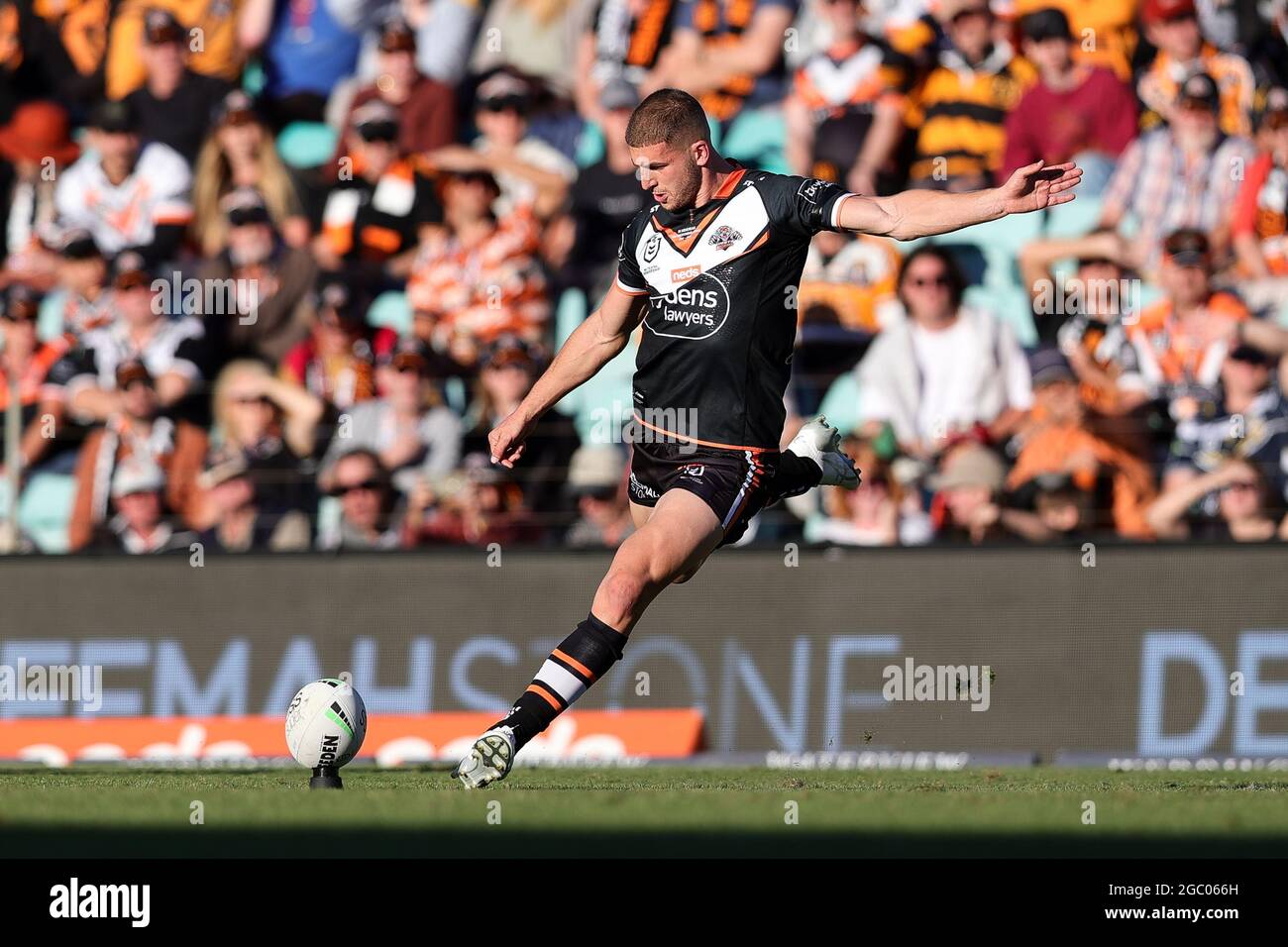 SYDNEY, AUSTRALIEN - 11. APRIL: Jacob Liddle von den Tigers versucht eine Konvertierung während des 5. NRL-Spiels zwischen den Wests Tigers und den North Queensland Cowboys am 11. April 2021 in Leichhardt Oval in Sydney, Australien. Quelle: Pete Dovgan/Speed Media/Alamy Live News Stockfoto