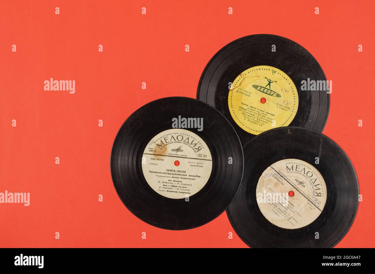 Gramophone Schallplatten aus den 50er, 60er, 70er Jahren auf Rot. Drei  Schallplatten mit sowjetischen Liedern aus der Sowjetzeit. Vintage. Odesa,  Ukraine - 04 27 2021 Stockfotografie - Alamy
