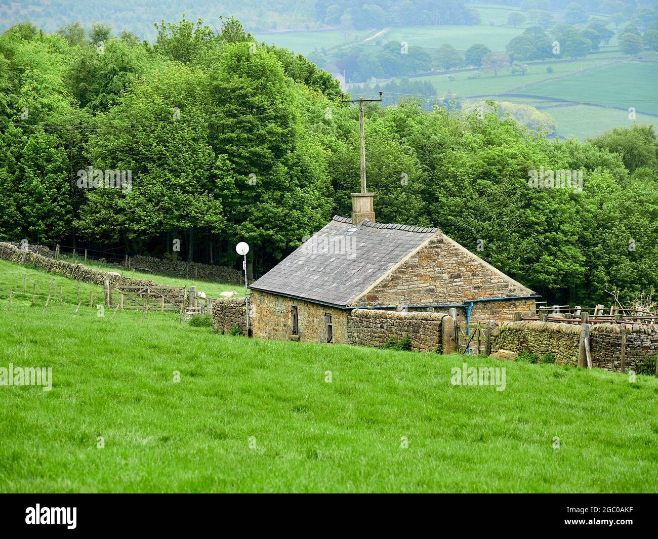 Kleines Gebäude in Derbyshire mit einer Wi-Fi-Antenne, die an einer Stange für das ländliche Internet angeschlossen ist. Stockfoto