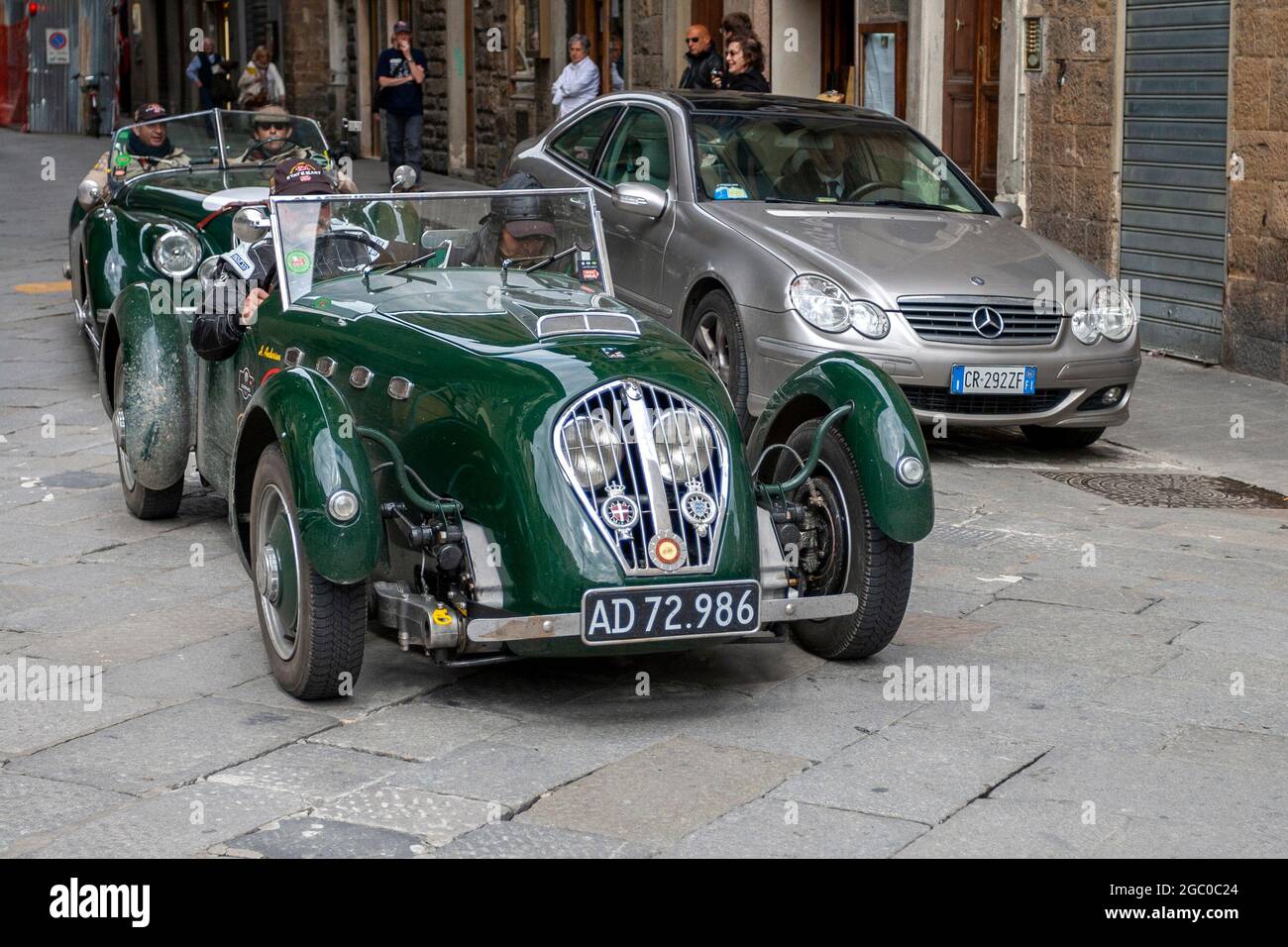 Florenz, Italien - 8. Mai 2010: HEALEY Silverstone bei der Rallye Mille Miglia 2010 auf einer belebten Straße in Florenz. Stockfoto