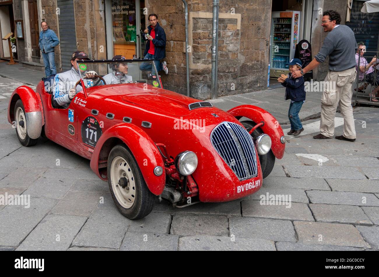 Florenz, Italien - 8. Mai 2010: HEALEY Silverstone (1950) bei der Rallye Mille Miglia 2010 auf einer belebten Straße in Florenz. Stockfoto