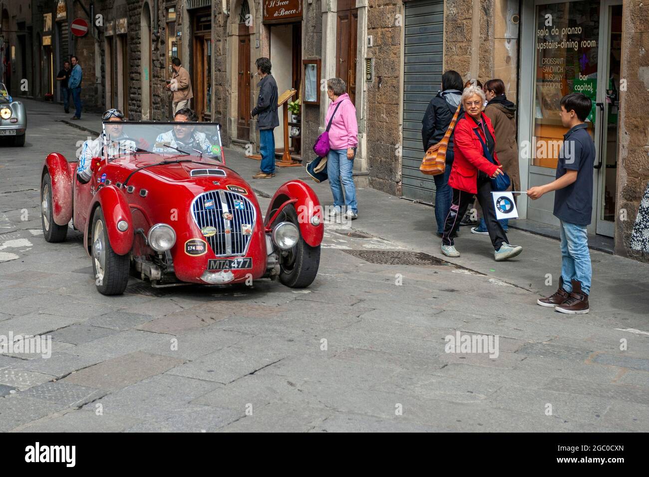 Florenz, Italien - 8. Mai 2010: HEALEY Silverstone (1950) bei der Rallye Mille Miglia 2010 auf einer belebten Straße in Florenz. Stockfoto