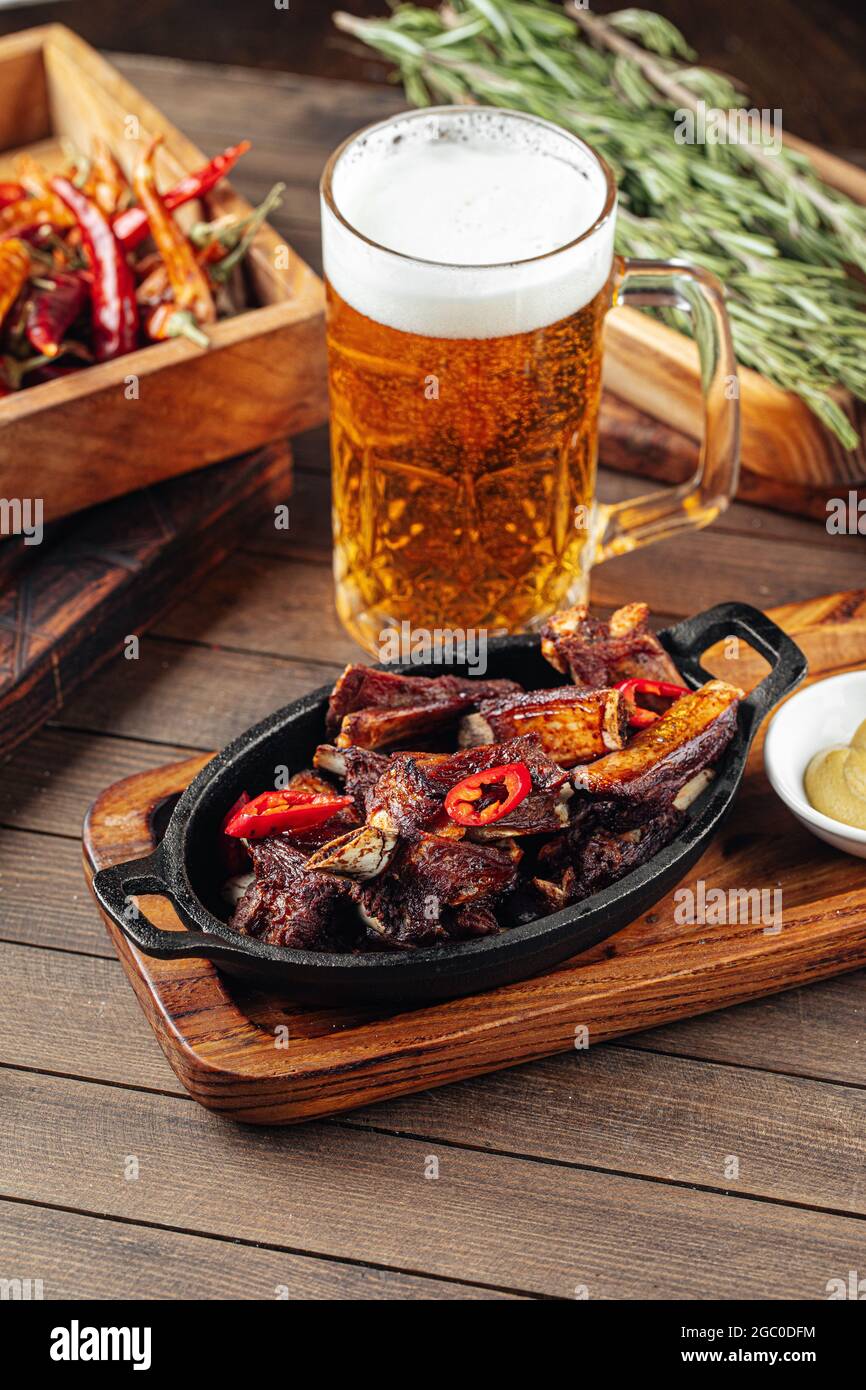 Gebratene Lammrippchen mit Pfeffer und Senf Stockfoto