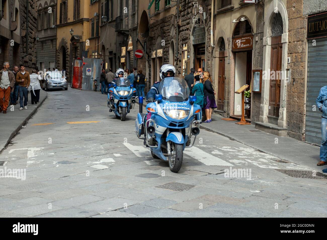 Florenz, Italien - 8. Mai 2010: BMW R1150RT Motorräder der italienischen Polizei auf einer belebten Straße in Florenz. Stockfoto