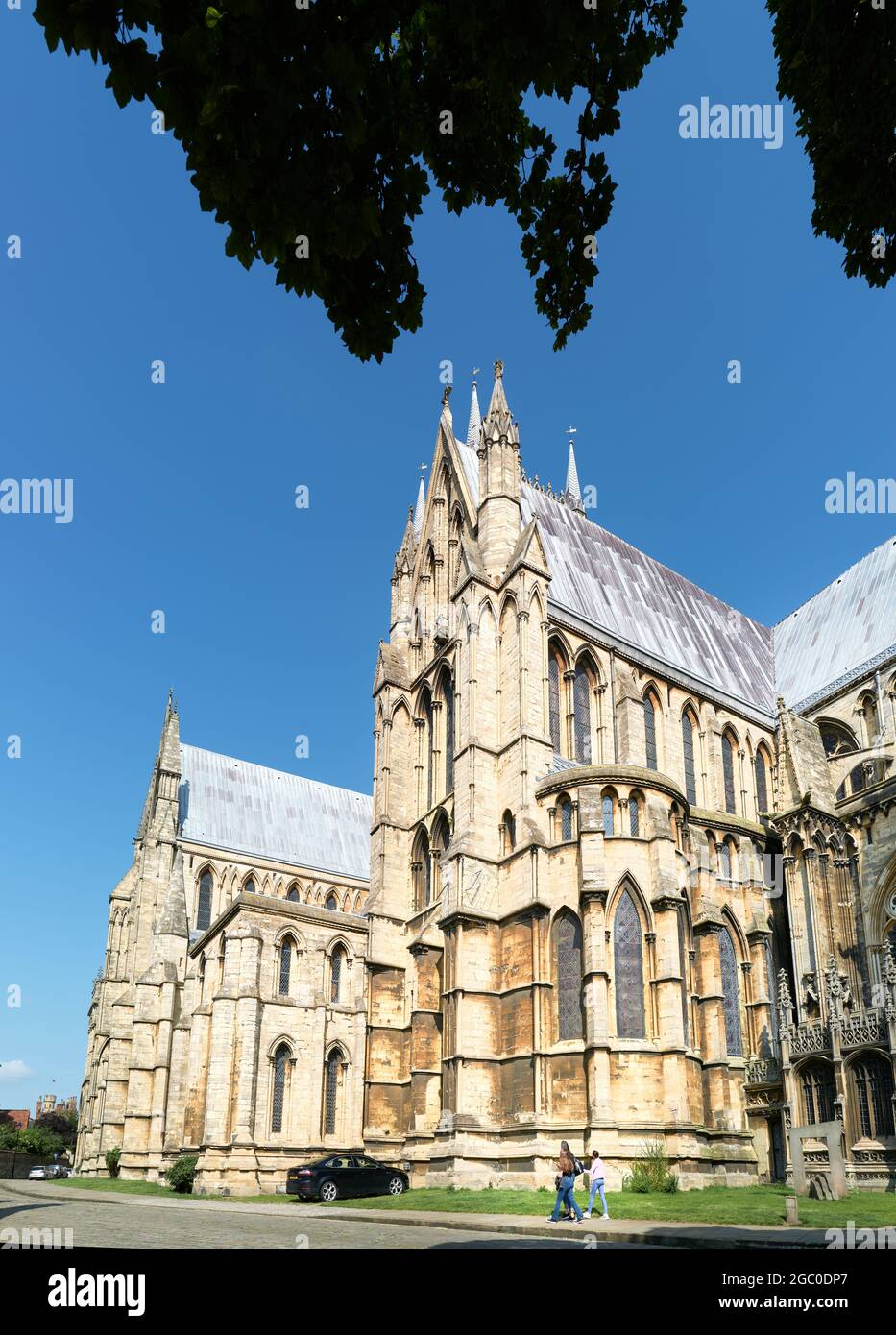 Die Besucher laufen am südöstlichen Querschiff des nächsten Querschiffs der mittelalterlichen Kathedrale in Lincoln, England, vorbei. Stockfoto