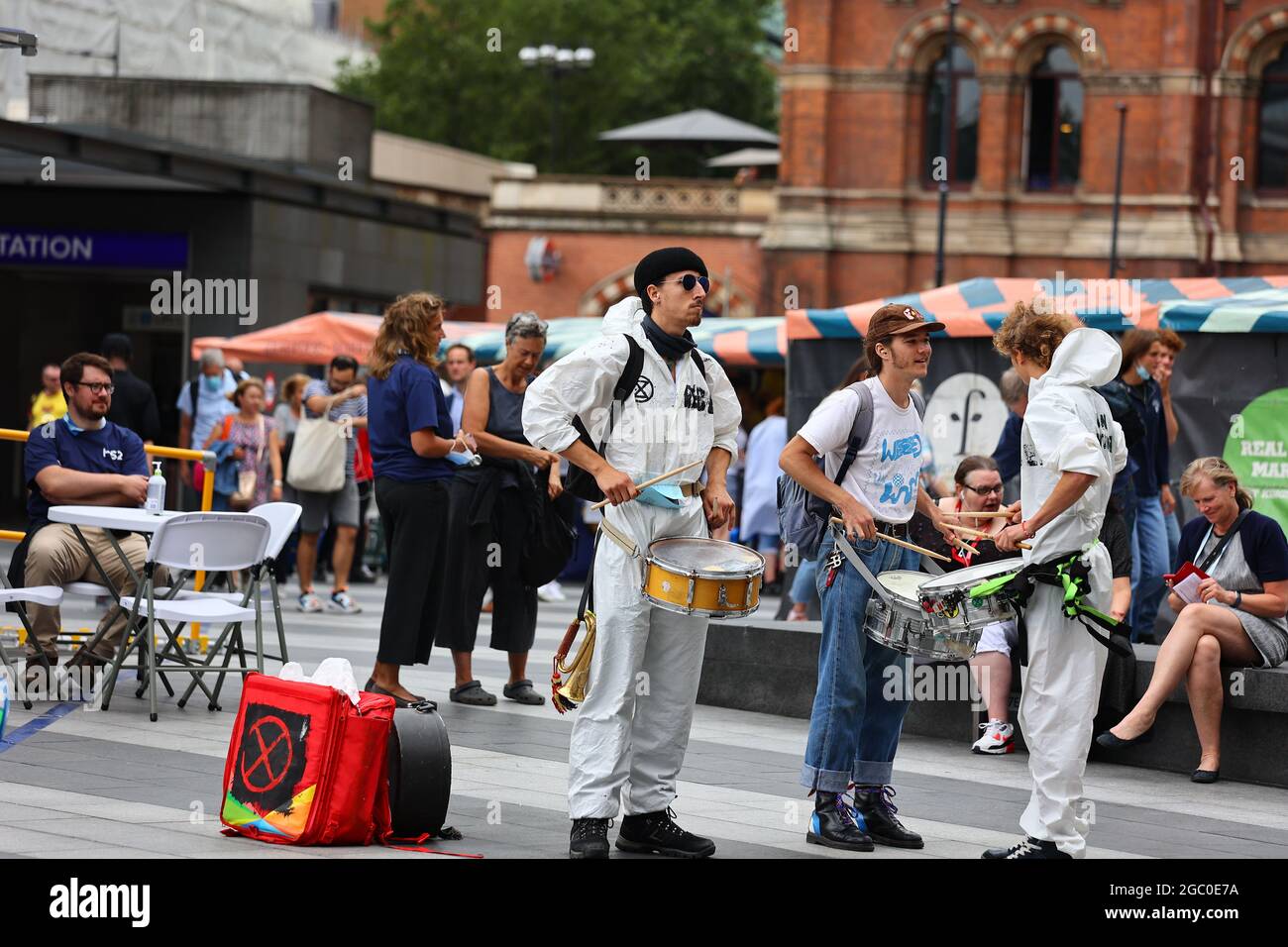 Protestiert vor dem Bahnhof Kings Cross in London gegen den geplanten Hochgeschwindigkeitszug HS2 und den Bahnhof Stockfoto