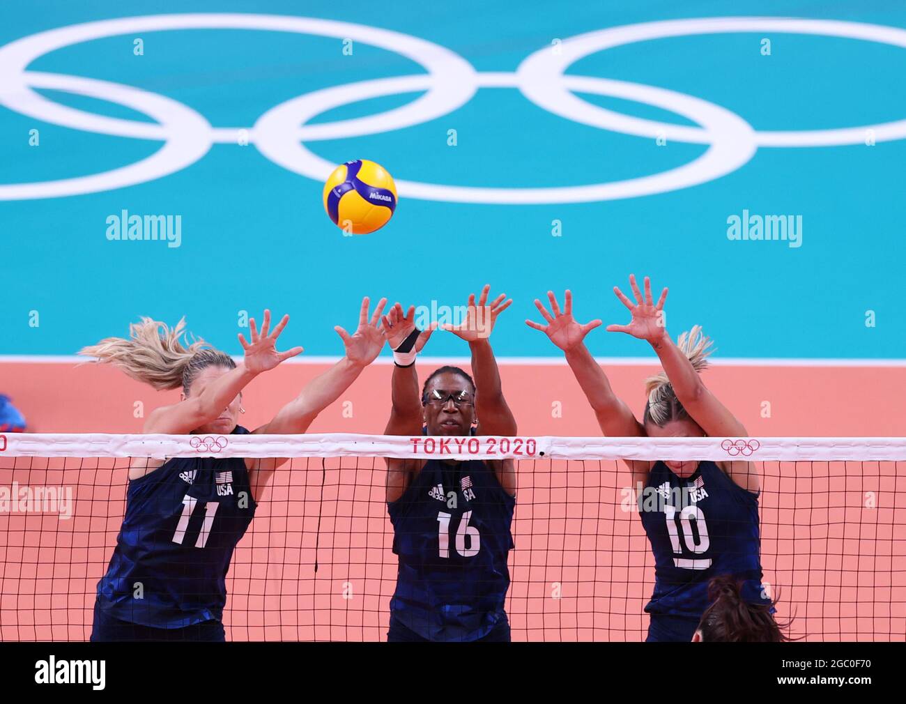 Tokio, Japan. August 2021. Andrea Drews (L), Foluke Aninradewo (C) und Jordan Larson aus den Vereinigten Staaten treten während des Halbfinales der Frauen zwischen den Vereinigten Staaten und Serbien bei den Olympischen Spielen 2020 in Tokio, Japan, am 6. August 2021 an. Quelle: Yang Lei/Xinhua/Alamy Live News Stockfoto