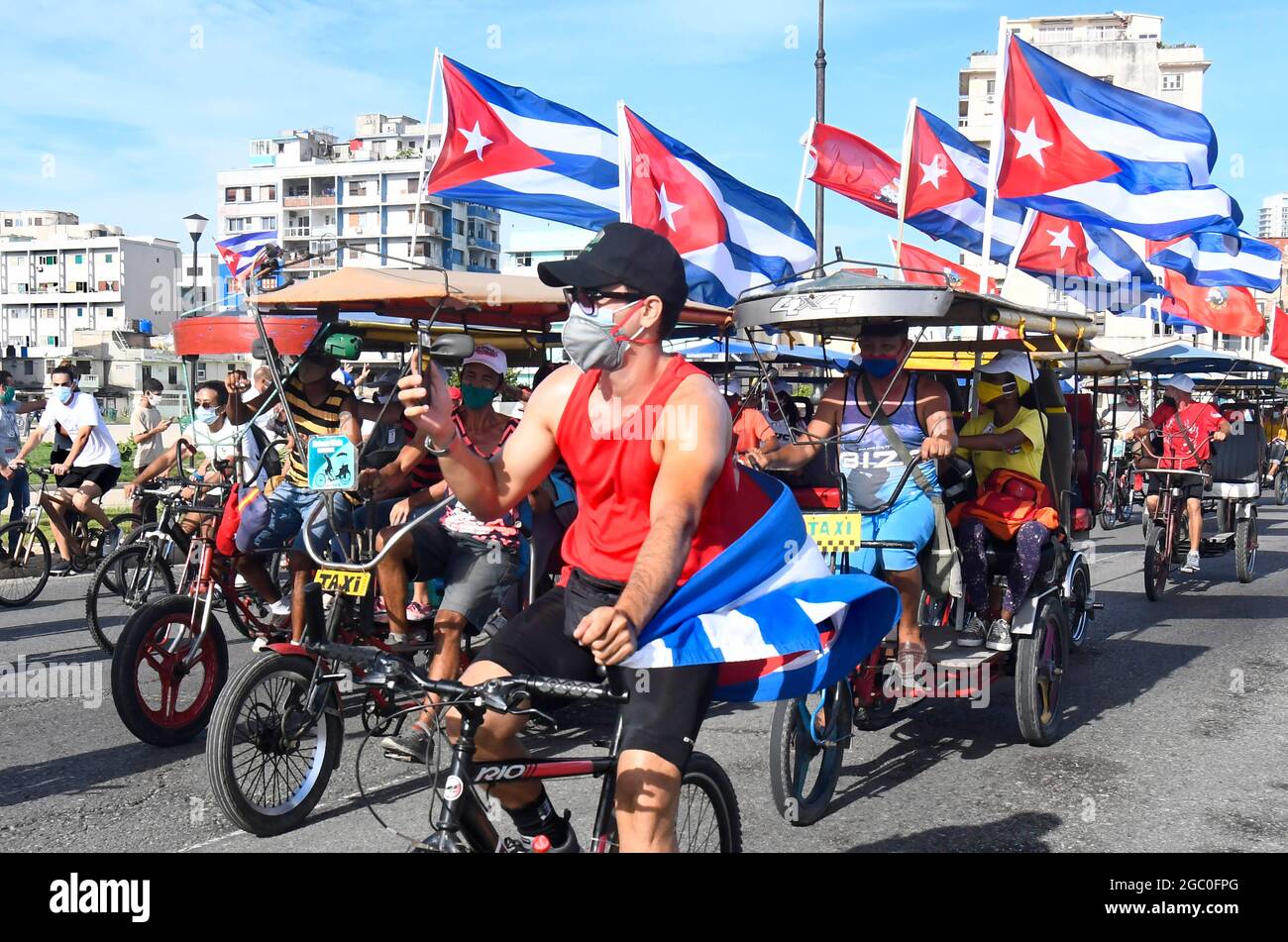 Havanna, Kuba. August 2021. Menschen nehmen an einer Kundgebung gegen das US-Embargo in Havanna, Kuba, am 5. August 2021 Teil. Hunderte von jungen Menschen, die Fahrräder, Dreiräder und Kraftfahrzeuge fahren, nahmen hier am Donnerstag an einer Kundgebung Teil, bei der ein Ende des sechs Jahrzehnte währenden US-Embargos auf der Insel gefordert wurde. Quelle: Joaquin Hernandez/Xinhua/Alamy Live News Stockfoto