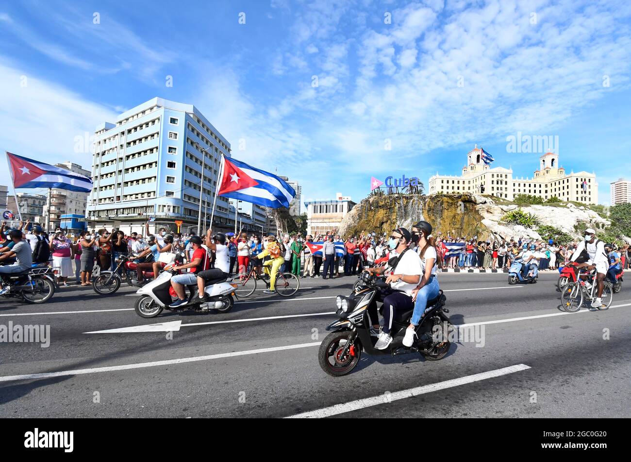 Havanna, Kuba. August 2021. Menschen nehmen an einer Kundgebung gegen das US-Embargo in Havanna, Kuba, am 5. August 2021 Teil. Hunderte von jungen Menschen, die Fahrräder, Dreiräder und Kraftfahrzeuge fahren, nahmen hier am Donnerstag an einer Kundgebung Teil, bei der ein Ende des sechs Jahrzehnte währenden US-Embargos auf der Insel gefordert wurde. Quelle: Joaquin Hernandez/Xinhua/Alamy Live News Stockfoto