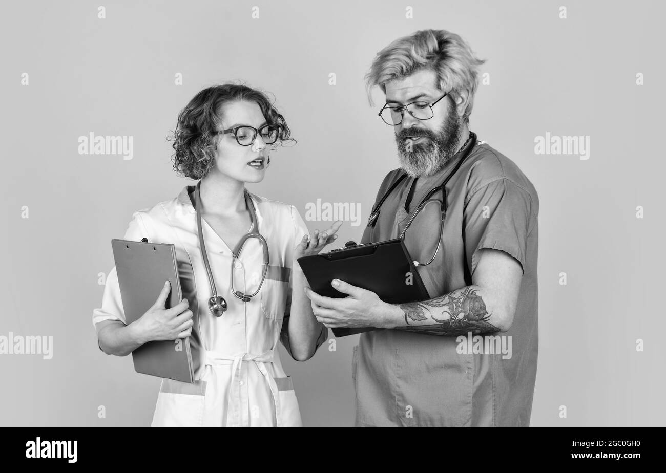 Check in mit Ihrer Gesundheit. Vertrauen Sie unseren Fachleuten. Healthcare Business. Teamarbeit und Menschen Konzept. Arzt und Krankenschwester. Erfolgreiches Team von medizinischen Stockfoto