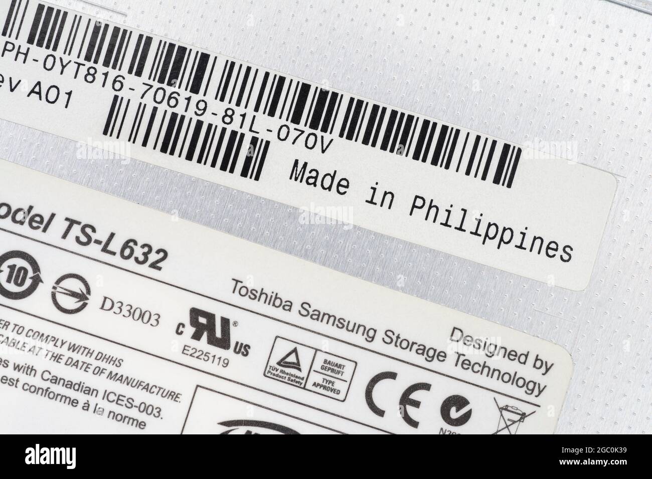 Papieretiketten auf der Rückseite eines von Toshiba-Samsung hergestellten DVD-Schreibers für Laptops mit Etikett „Made in the Philippines“. Zum Offshoring von Teilen. Stockfoto