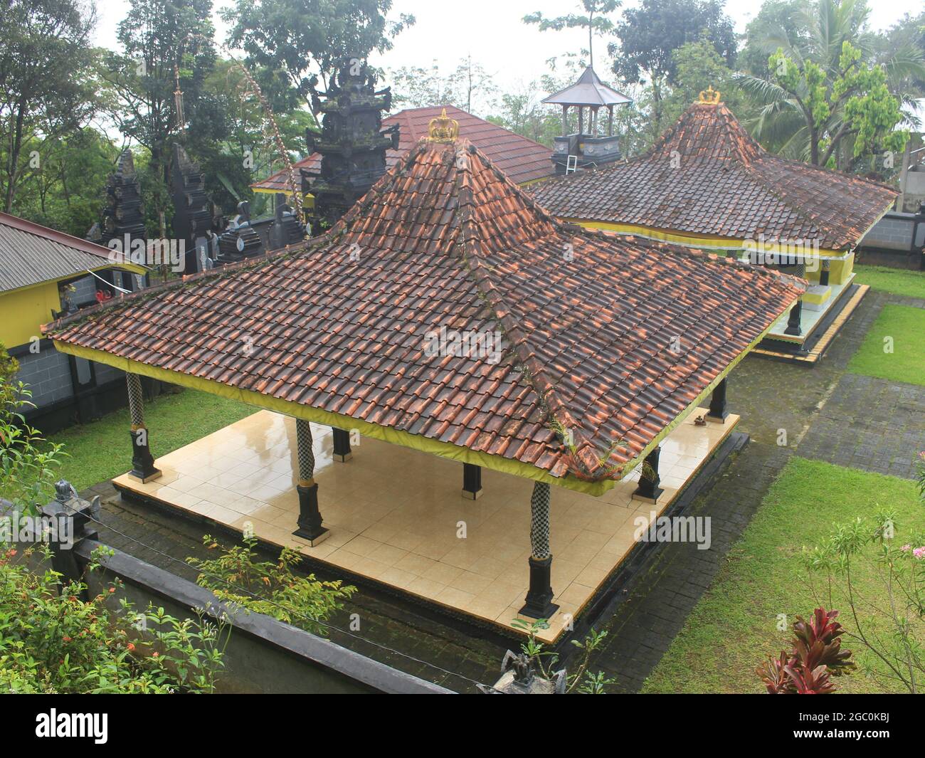 Die künstlerische Architektur des Kalingga Satya Darma Tempels in Pekalongan Stadt, um Hindus zu verehren. Stockfoto