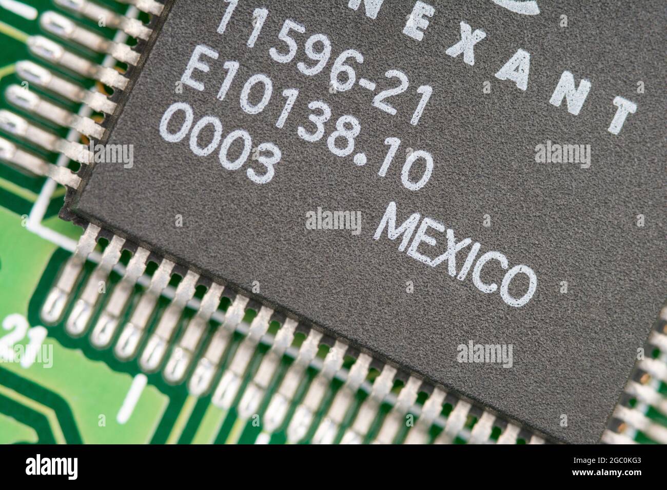 Makroaufnahme eines Mikrochips aus Mexiko auf einer alten Modemkarte mit sichtbaren Reihen von Pinouts. Chip von Conexant. Stockfoto