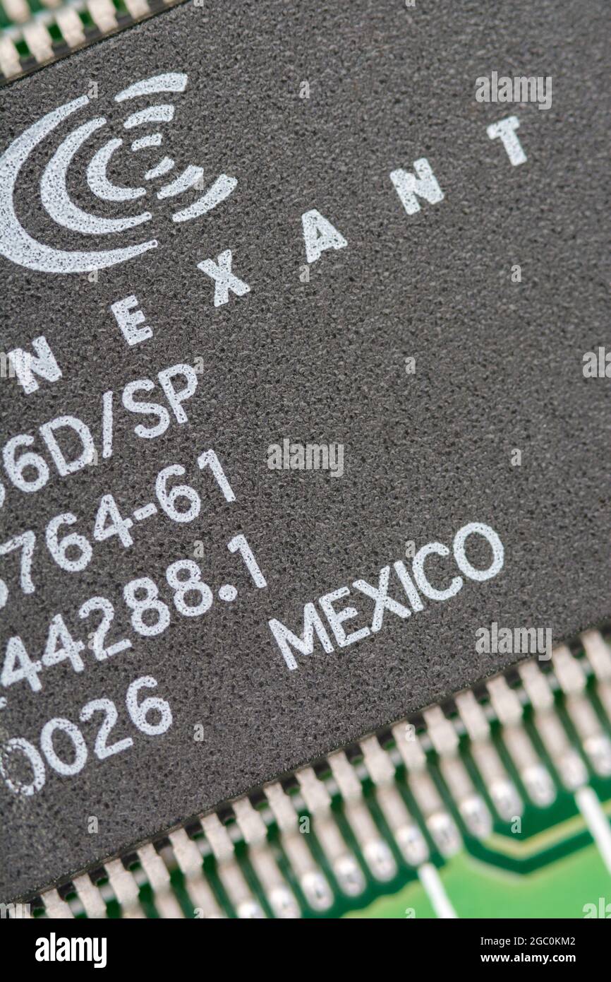 Makroaufnahme eines Mikrochips aus Mexiko auf einer alten Modemkarte mit sichtbaren Reihen von Pinouts. Chip von Conexant. Stockfoto
