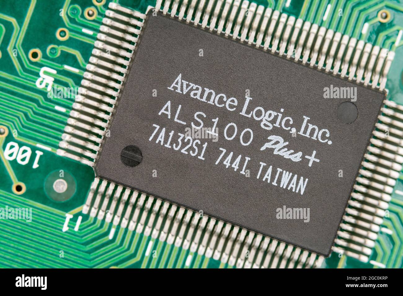 Makroaufnahme eines in Taiwan hergestellten Mikrochips auf einer Audio-Soundkarte-platine mit sichtbaren Reihen von Pinouts. Chip von Avance Logic. Stockfoto