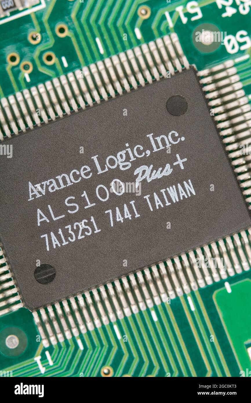 Makroaufnahme eines in Taiwan hergestellten Mikrochips auf einer Audio-Soundkarte-platine mit sichtbaren Reihen von Pinouts. Chip von Avance Logic. Stockfoto