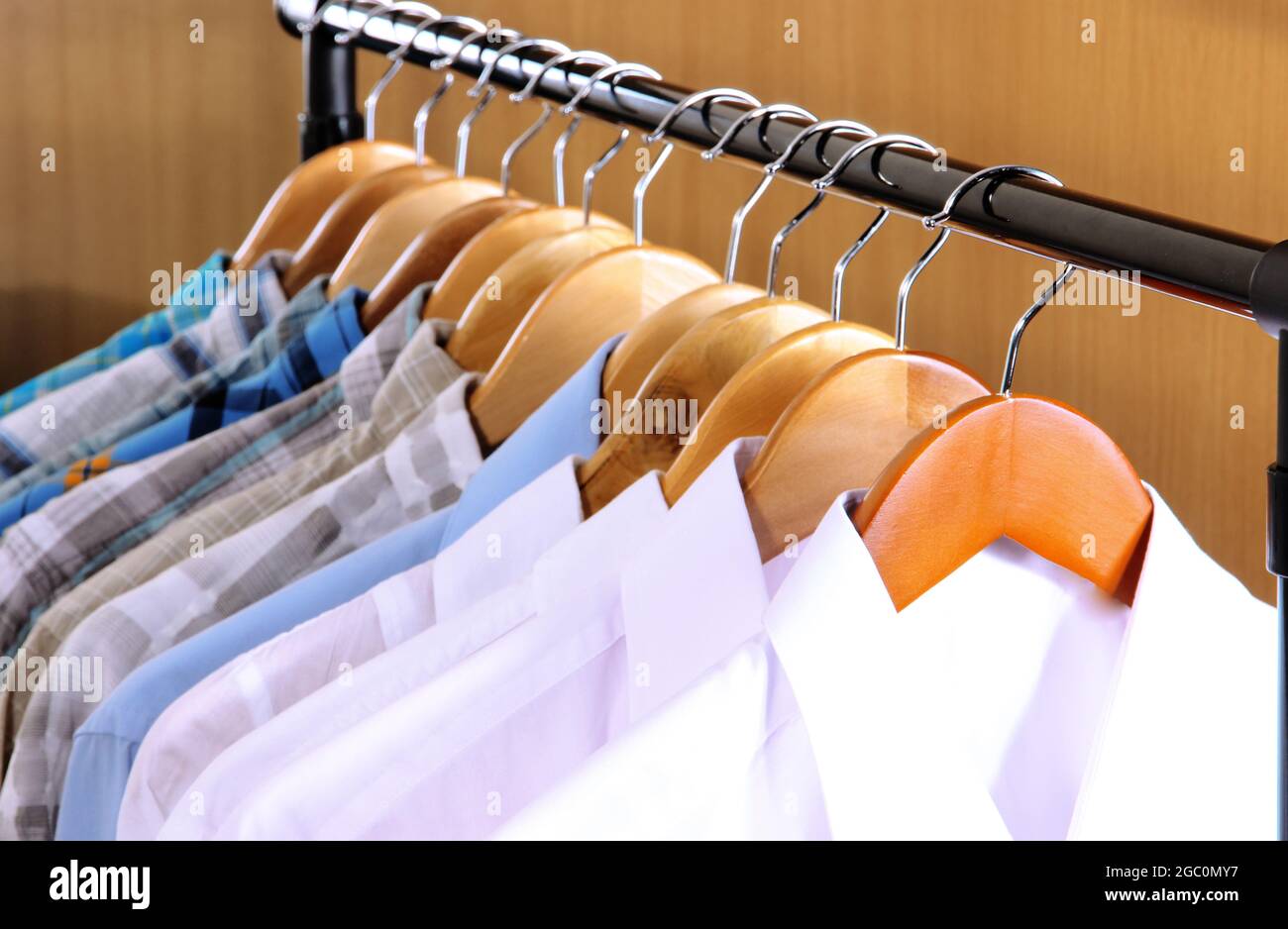 Herren Hemden auf Kleiderbügel im Schrank Stockfotografie - Alamy