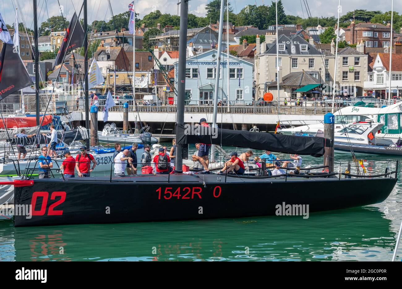 cowes Week, Insel von wight, cowes Yacht Hafen, Racing Yacht Crews, Yacht Crews warten auf Rennen, Yacht Crew Vorbereitung Boot für den Rennsport, Segelregatta. Stockfoto