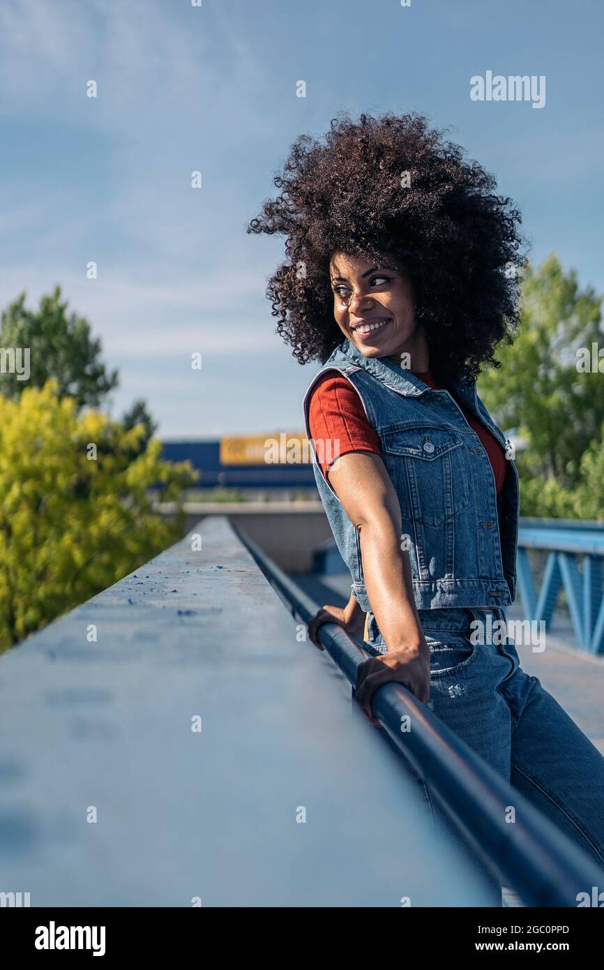 Schöne afrikanische Frau mit afro Haar posiert und Spaß in der Stadt. Stockfoto